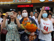 大考2021|场外父母捧着鲜花成了一道风景线