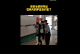 大考2021|宿州一高考考生考前崴脚   民警抬到考场