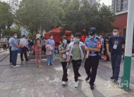 大考2021|六安一考生行動不便 民警攙扶進(jìn)考場