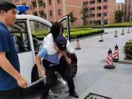2021中考｜泗县一考生骨折 民警将其背进考场