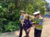 枞阳交警热心助高龄老人救医