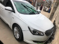 定遠：駕駛員喜提新車低頭看手機 車撞自家墻上了