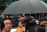 合肥中考生家長高舉“金榜題名”接孩子
