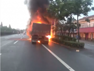六安一貨車停路邊車頭突然起火