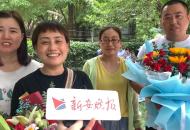 2021高考即將落幕 家人捧鮮花靜候考生