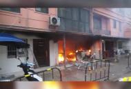 南陵縣一車庫失火 里面住著位老人