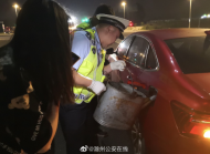 粗心女司機車行一半沒油趴窩 滁州交警臨時幫加油