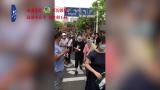班主任持竹子粽子送考 寓意“祝你高中” 