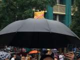2021中考｜合肥中考结束 家长雨伞上摆放“金榜题名”迎考生