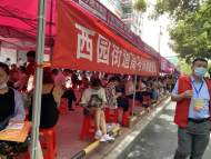 大考2021|合肥五十中西校考點： 高考服務站內滿是等候的家長