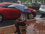 2021中考｜英语学科考试即将结束 家长打着伞冒雨等候
