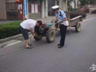 芜湖：糊涂父子用绳拖拽拖拉机被查
