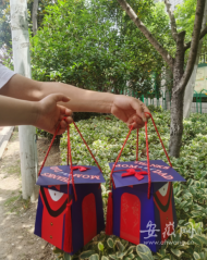 大考2021|合肥48中望湖校區考點：家長拎“博士”帽禮盒迎接孩子