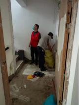 燕山乡陶店社区：小区楼道清理 营造干净环境