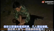 阜陽：男子小區(qū)內拉車門盜竊  退伍軍人一招擒拿制伏