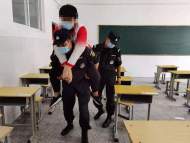 ?阜陽一考生行動不便  執勤特警連日肩背進出考場