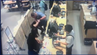 蕪湖一民警度假陪妻子逛街遇偷拍色狼  拿下！