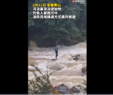 黄山：河流暴涨钓鱼人被困河中央   消防横渡开展救援