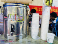 大考2021|考生和家長有福了，合肥二中考點外有免費綠豆湯
