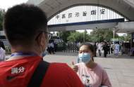 大考2021|淮南一中老師身穿“滿分”T恤迎考生