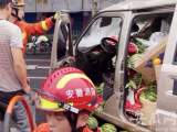 合肥东一环附近发生交通事故   运输西瓜面包车受撞击