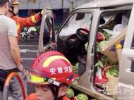 合肥東一環(huán)附近發(fā)生交通事故   運輸西瓜面包車受撞擊