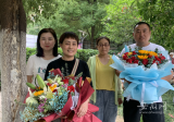大考2021 |考点外家长们手捧鲜花迎接  准备给孩子一个惊喜
