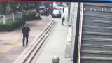 小伙醉酒路边睡着 被盗两部手机