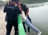 宣城一女子欲跳河輕生 輔警翻過(guò)圍欄救下