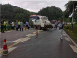 池州市公路管理服務(wù)東至分中心緊急處置路面突發(fā)事件