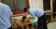 淮北：男子醉酒被朋友“丢下”     独自一人在饭店睡着