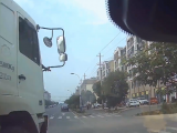 芜湖：渣土车任性转弯 轿车无辜遭殃