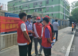 大考2021|合肥五十中西校考点：志愿者对考生家长进行防骗宣传