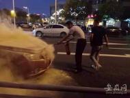 合肥街頭一私家車自燃  城管3分鐘撲滅