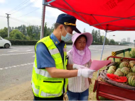 公路邊擺攤兜售西瓜  危險又違法！