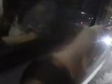 芜湖一女子醉驾被查锁门拒不配合 交警破窗执法