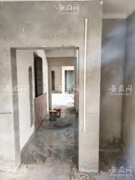 績溪一在建房水管掛在門口墻上  部門回應：未按圖紙施工，立即整改