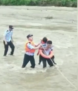 暴雨来袭致河水陡涨 舒城民警不顾安危将两名被困群众救出
