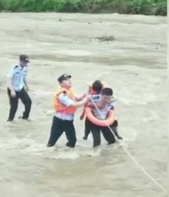暴雨來襲致河水陡漲 舒城民警不顧安危將兩名被困群眾救出