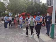 大考2021|六安一考生行動不便，民警攙扶進(jìn)考場