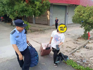 馬鞍山花季少女外出打工流落他鄉(xiāng) 無為民警驅(qū)車送她回家