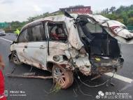 疲勞駕駛?cè)堑湺?黃山境內(nèi)一轎車沖出高速墜入水坑