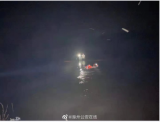 滁州：轿车误闯深水河塘   3名群众站水中车顶缓缓下沉