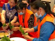 端午節前 愛心粽子送給合肥“城市美容師”
