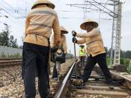 挥汗如雨保电煤运输 蚌埠工务段冒酷暑检修道岔