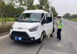 核载6人强塞23人   滁州查获一“疯狂”面包车