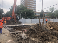 緊急封路！合肥一處路面出現空洞  現場豎起圍擋正在搶修