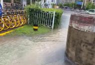 合肥青陽路與清溪路口 積水嚴重暫無法通行