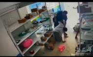 巢湖一菜鳥驛站經營者店內遭毆打 滋事者邊打還邊拍視頻