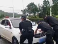 开车涉水一家五口被困 萧县警方及时救助